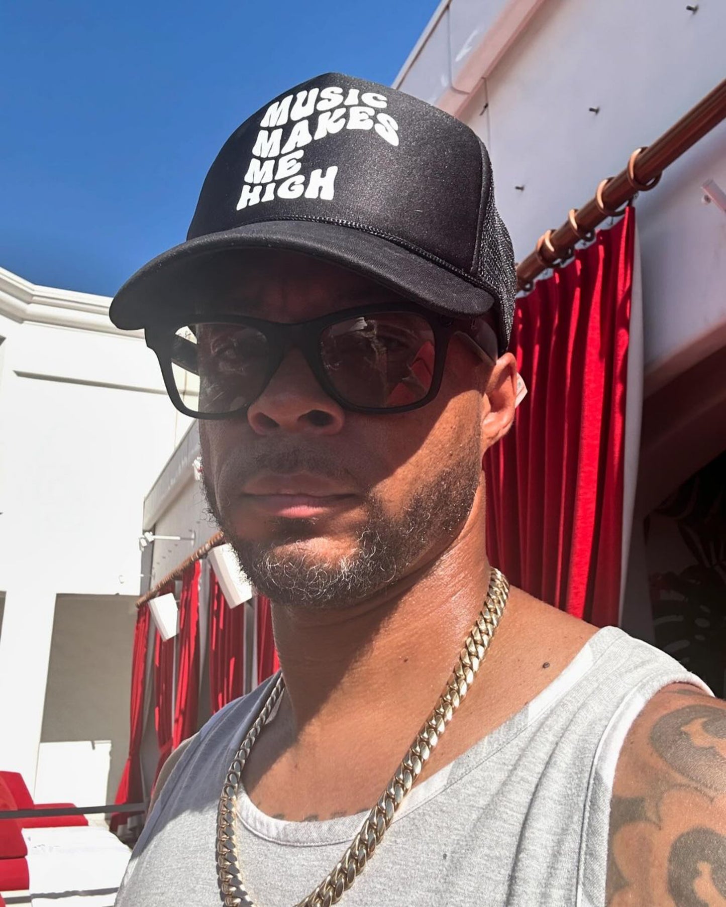 MUSIC MAKES ME HIGH BLACK HAT
