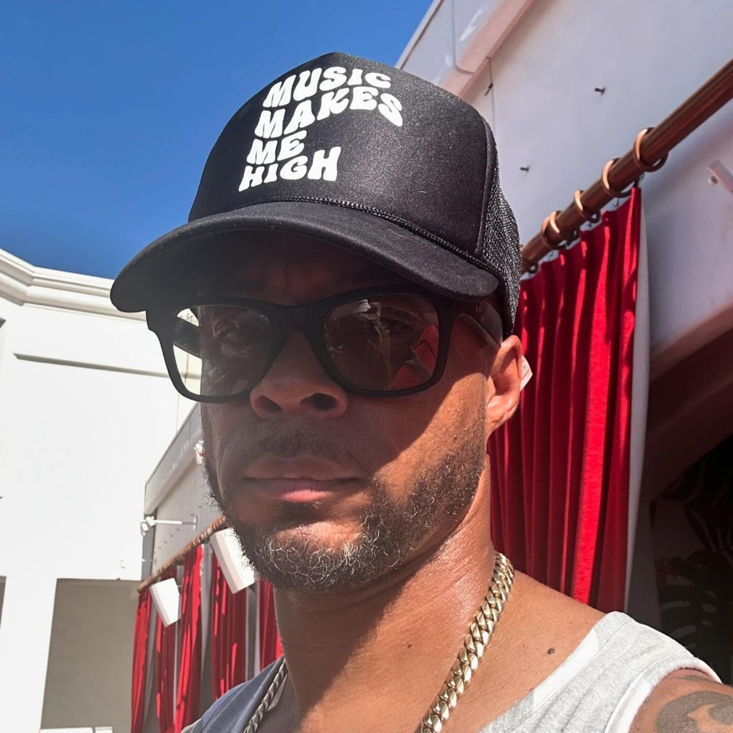 MUSIC MAKES ME HIGH BLACK HAT