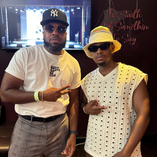 MUSIC MAKES ME HIGH *WAVY T-SHIRT* WHITE/BLACK