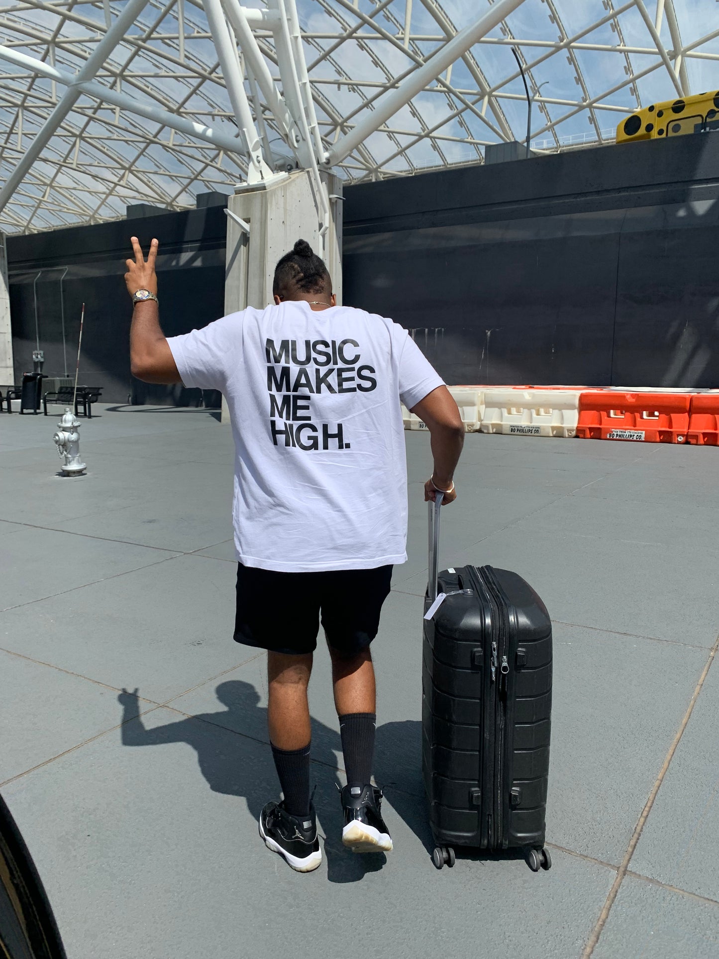 MUSIC MAKES ME HIGH *SIGNATURE T-SHIRT* WHITE/BLACK