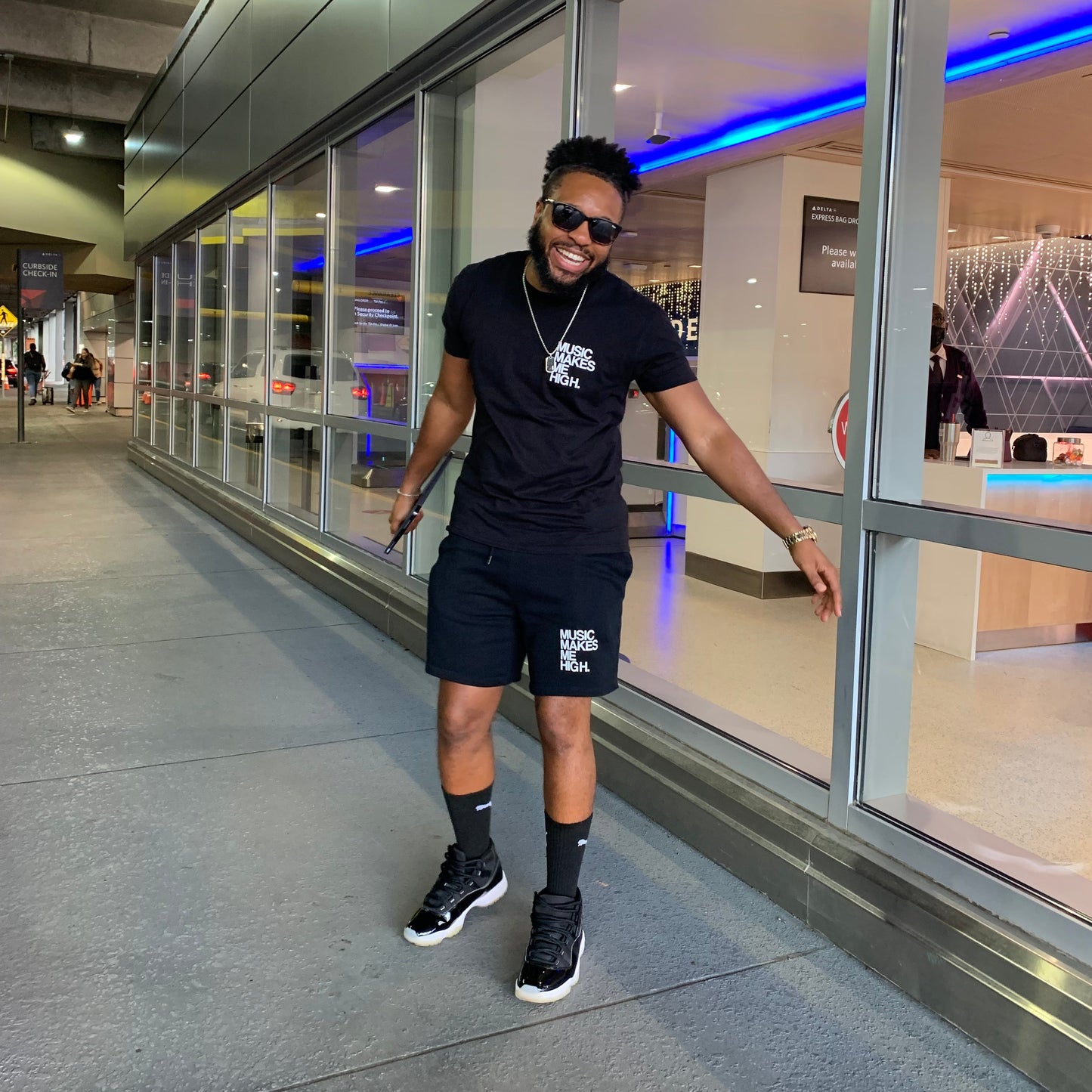 MUSIC MAKES ME HIGH *FRENCH TERRY SHORTS* BLACK