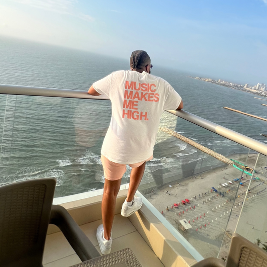 MUSIC MAKES ME HIGH *SIGNATURE T-SHIRT* WHITE/BLUSH