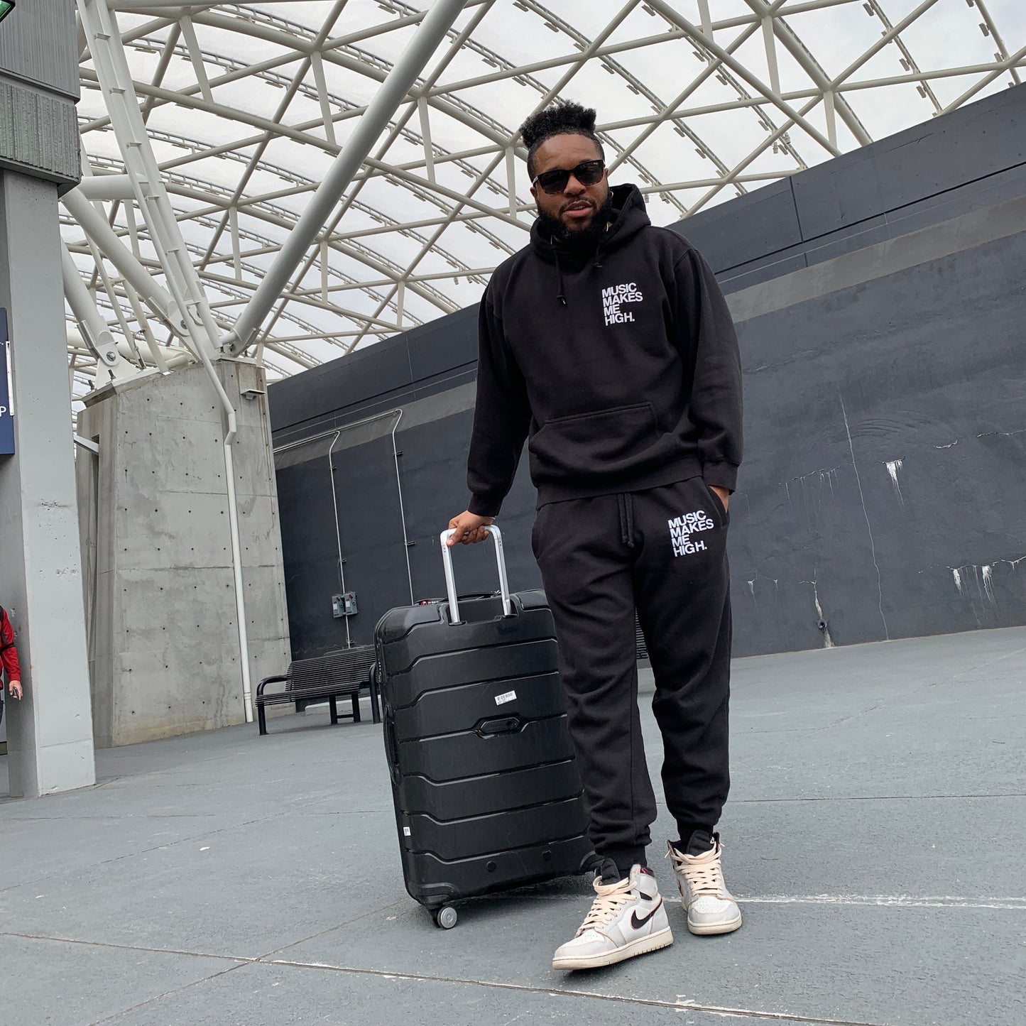 MUSIC MAKES ME HIGH *SIGNATURE HOODIE* BLACK