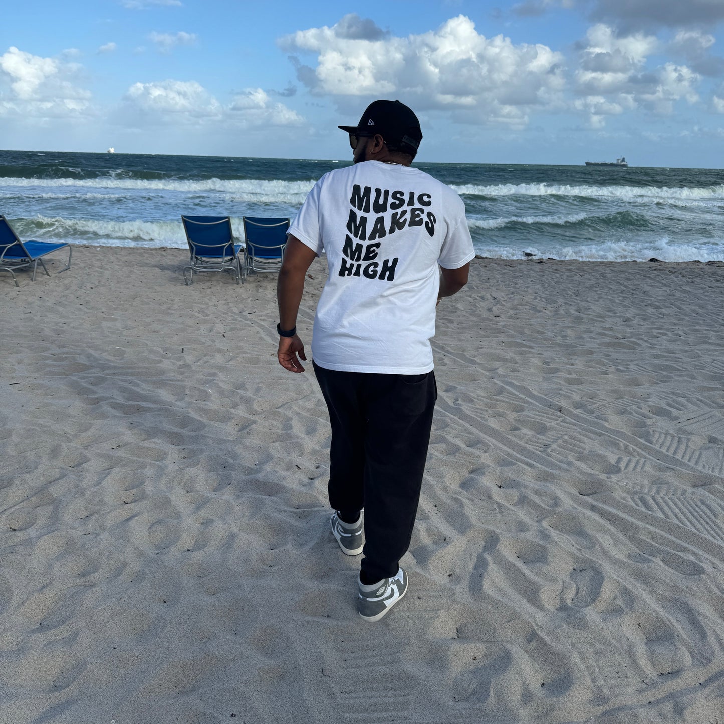 MUSIC MAKES ME HIGH *WAVY T-SHIRT* WHITE/BLACK