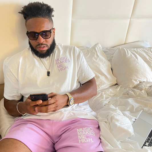 MUSIC MAKES ME HIGH *SIGNATURE T-SHIRT* WHITE/LAVENDER