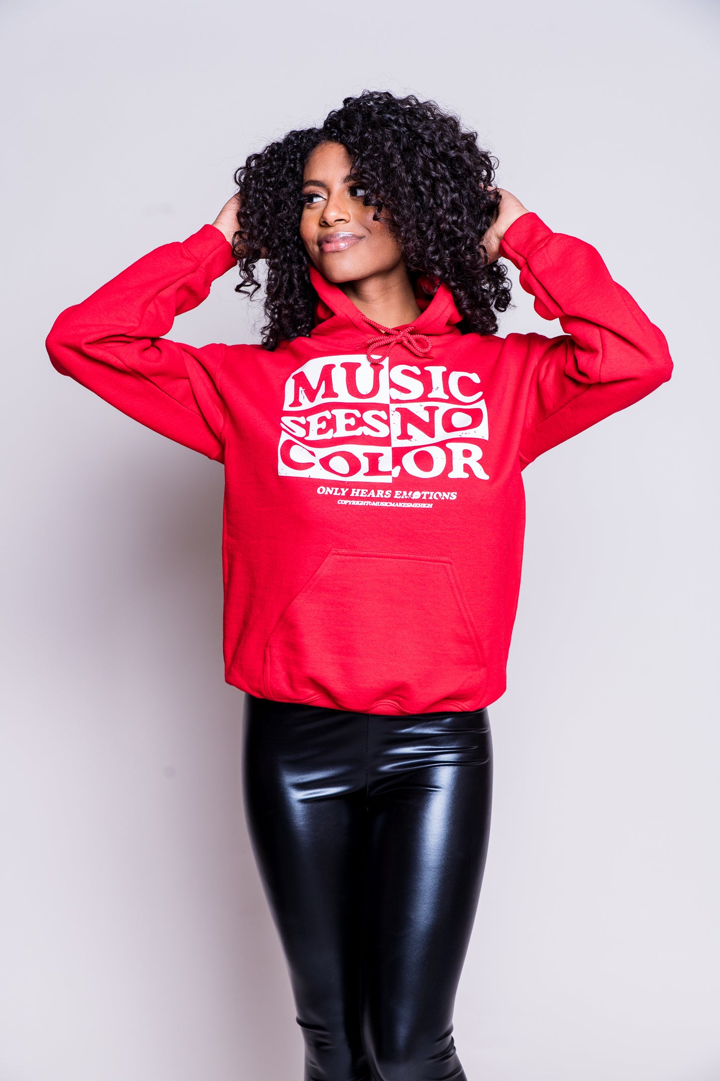 MUSIC MAKES ME HIGH *SEE NO COLOR* RED
