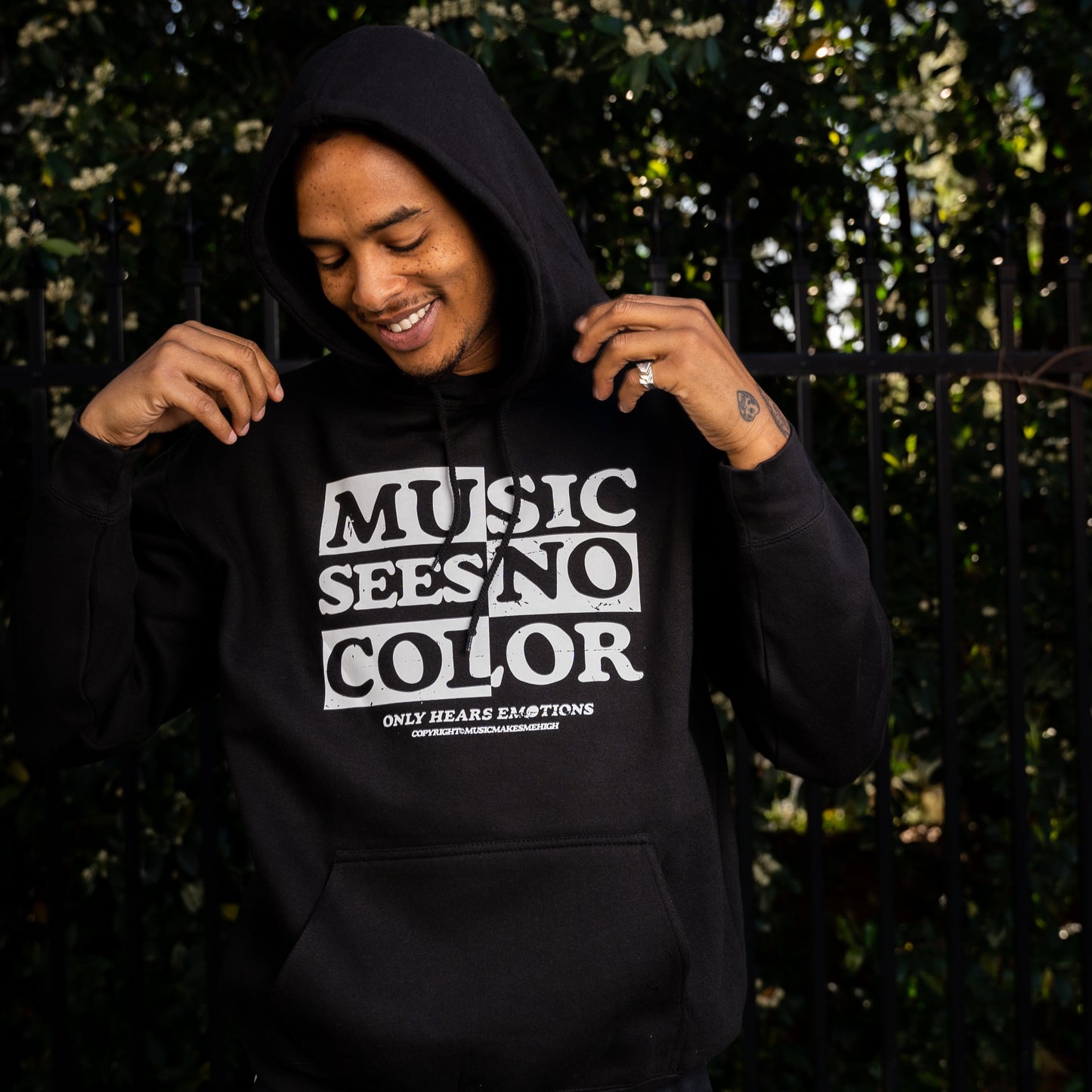 MUSIC MAKES ME HIGH *SEE NO COLOR HOODIE* BLACK (UNISEX)