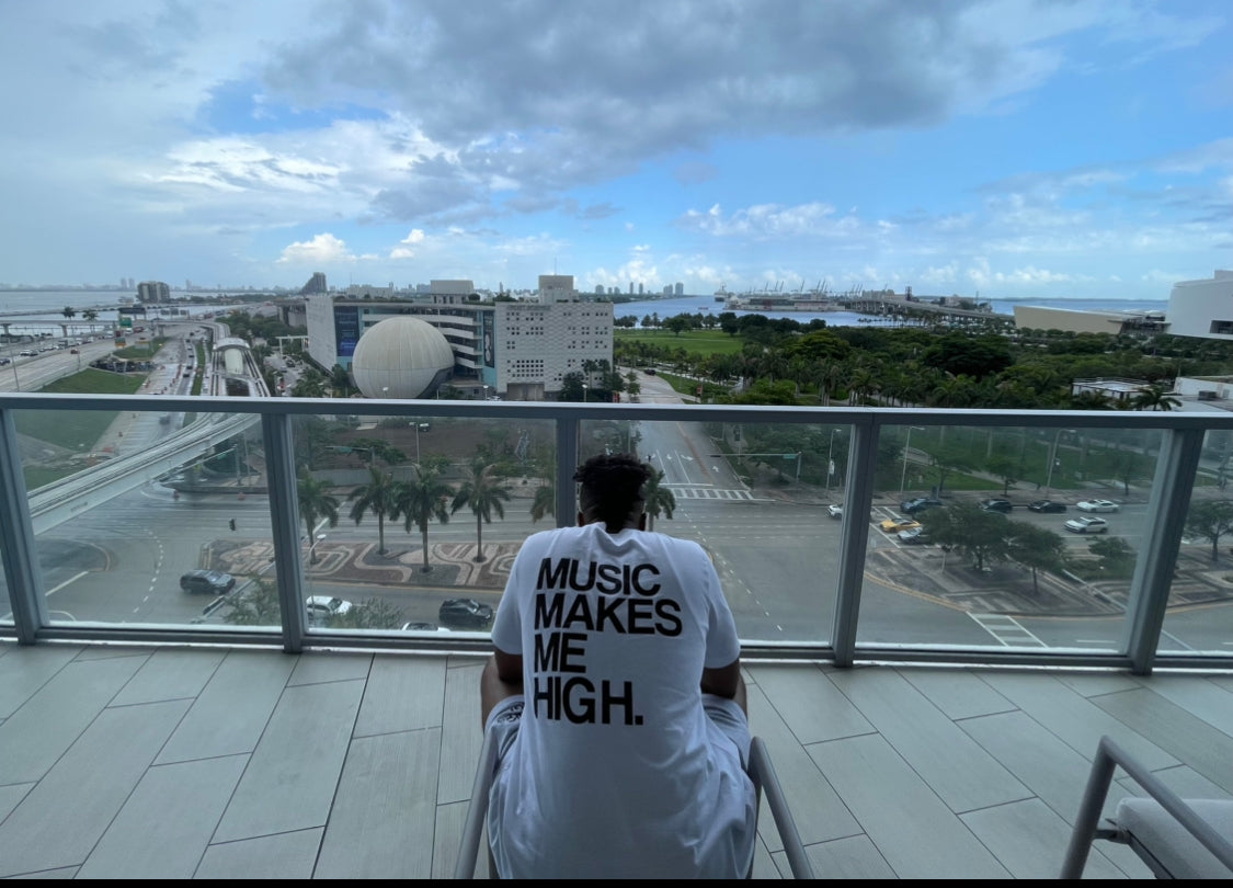 MUSIC MAKES ME HIGH *SIGNATURE T-SHIRT* WHITE/BLACK